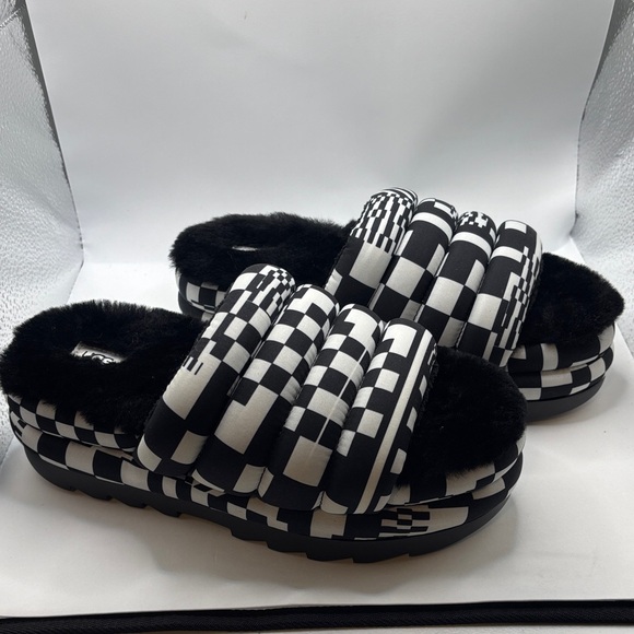 UGG Shoes - UGG Black & White Maxi Checks Slide Sandals SZ 9 Sheepskin platform puffy NWOB